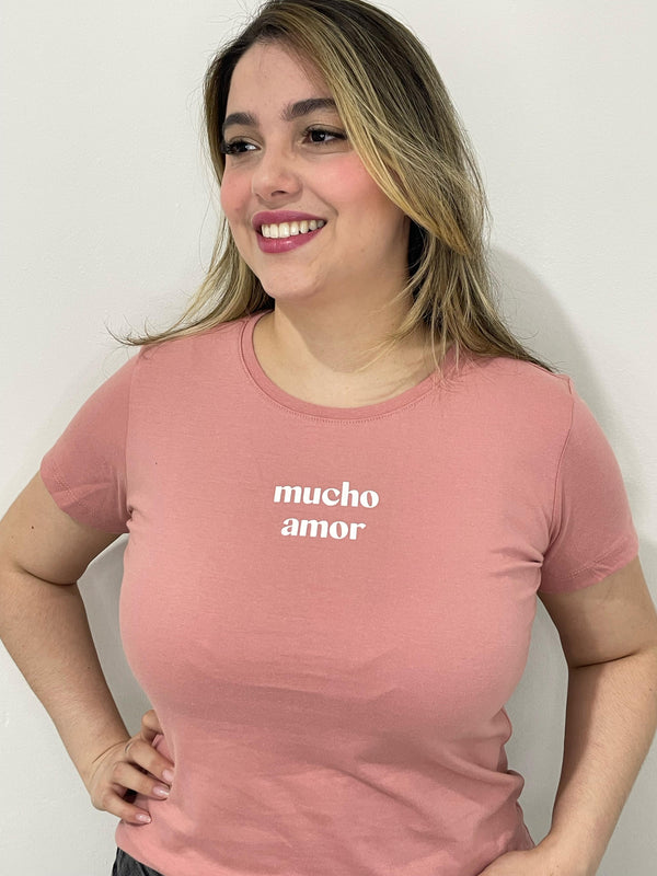 Camiseta Mucho Amor – Rosa Chic