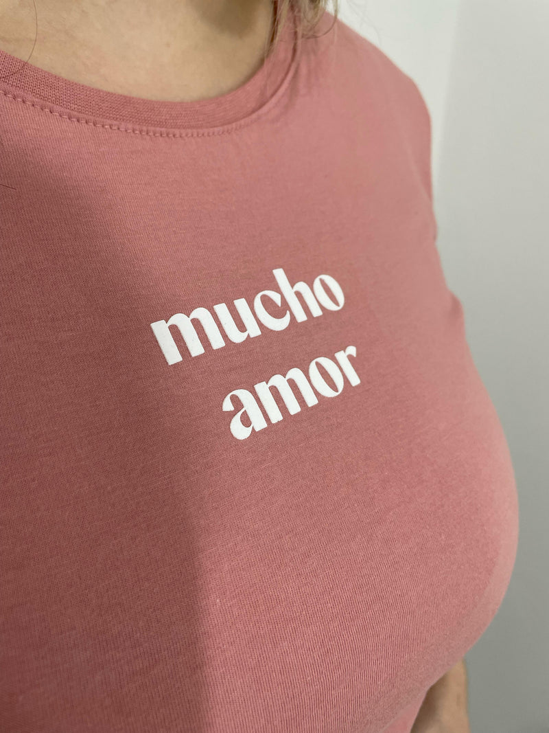 Camiseta Mucho Amor – Rosa Chic