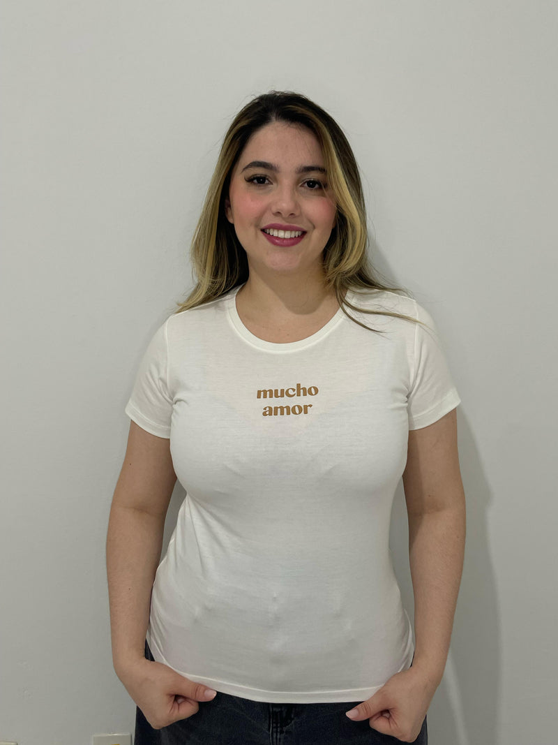 Camiseta Mucho Amor – Branco Chic