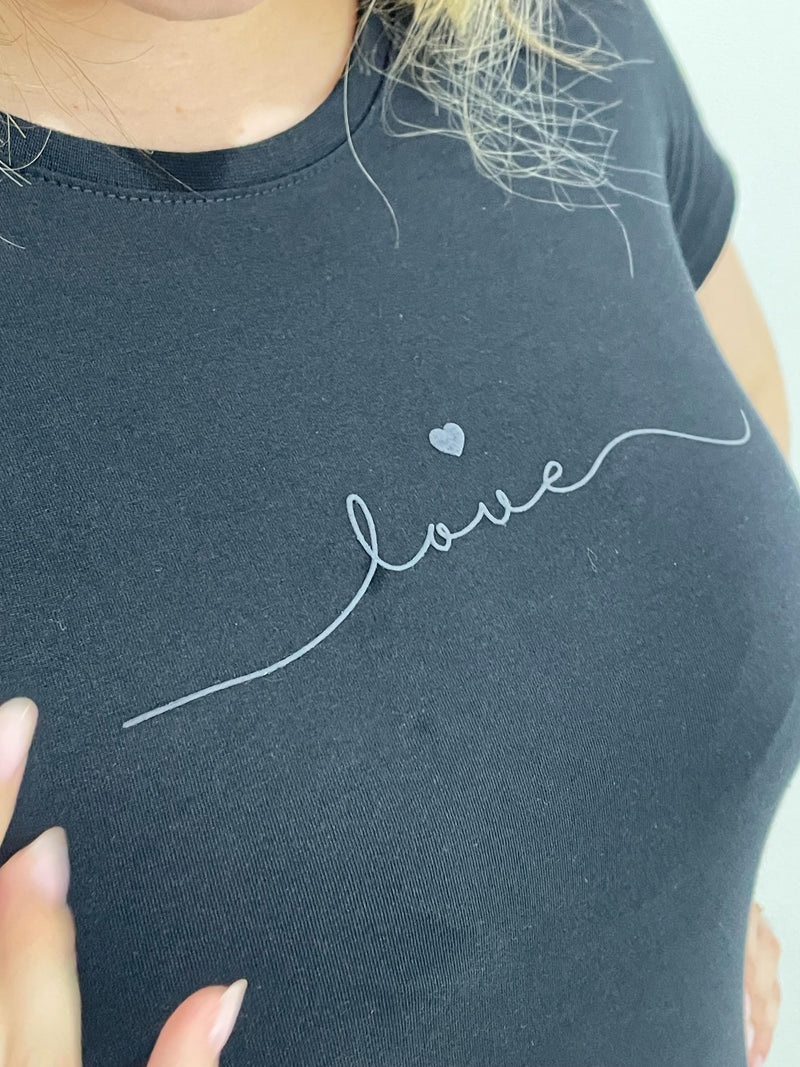 Camiseta Love Minimal – Preto Delicado