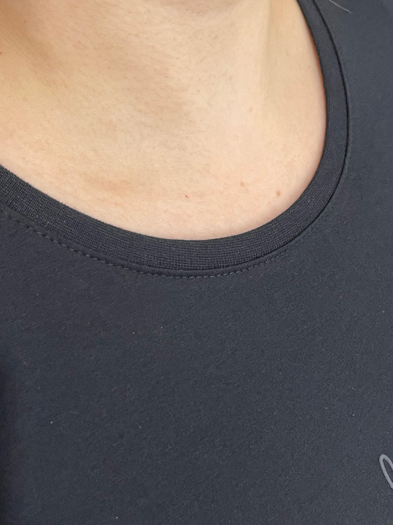 Camiseta Love Minimal – Preto Delicado