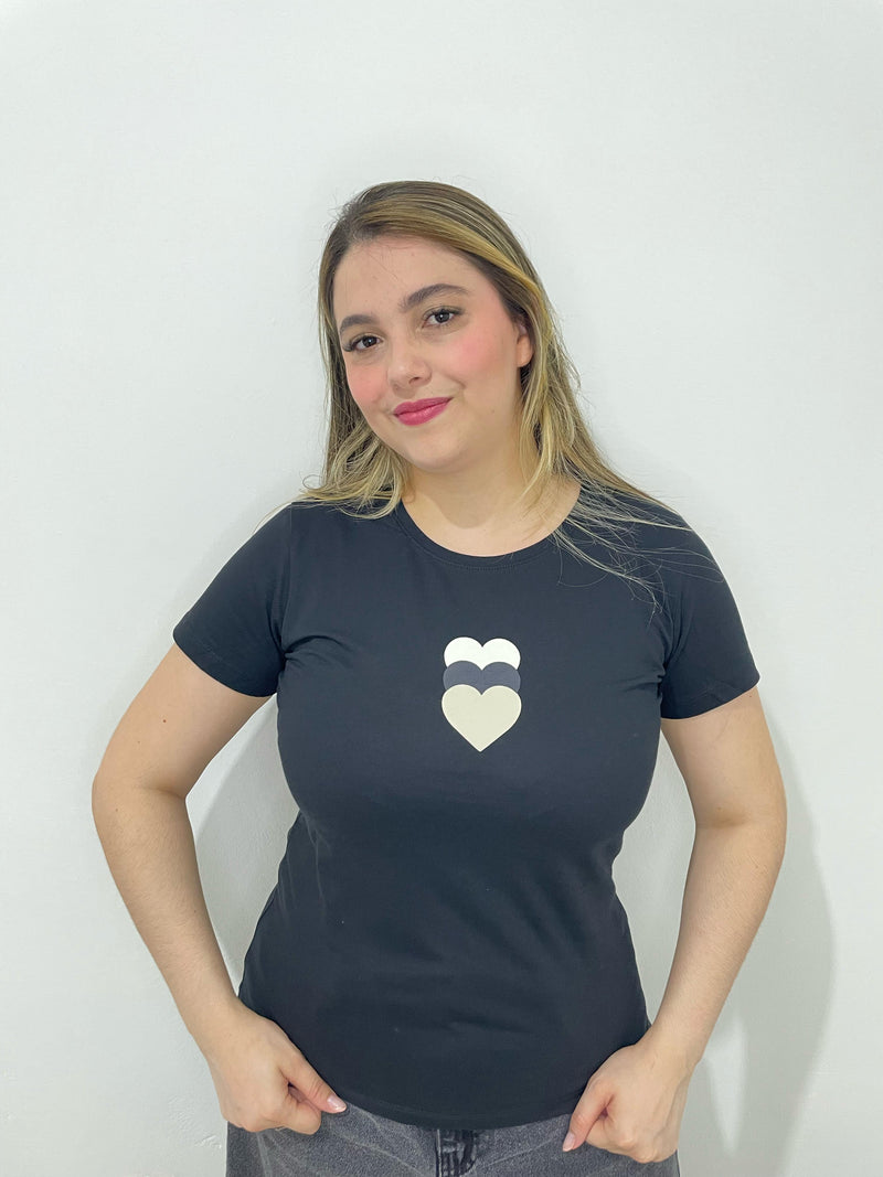 Camiseta Feminina Preto Corações Sobrepostos